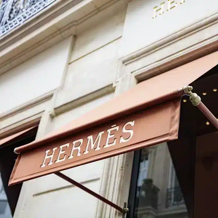 Cenefa de toldo iluminada de Luminard - instalada en Hermès